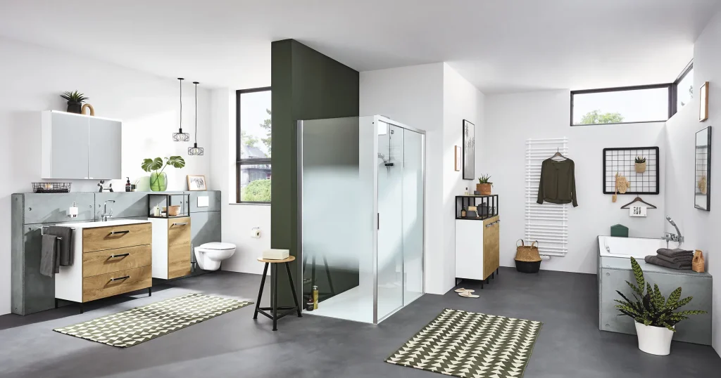 schwebendem Holzwaschtisch, freistehender Badewanne, Ziegelwand, großen Pflanzen und sanfter Beleuchtung.