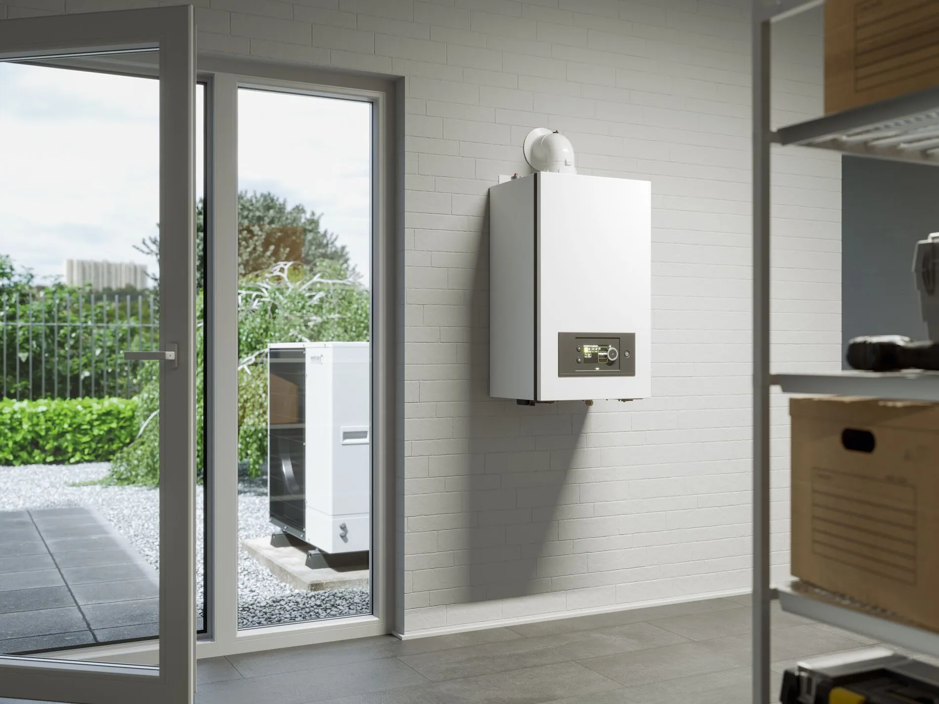 Moderner Hauswirtschaftsraum mit einem weißen Heizkessel an einer Ziegelwand. Eine Glastür öffnet sich zum Garten mit einer großen Außenanlage. Regale beherbergen Werkzeuge und Kisten.