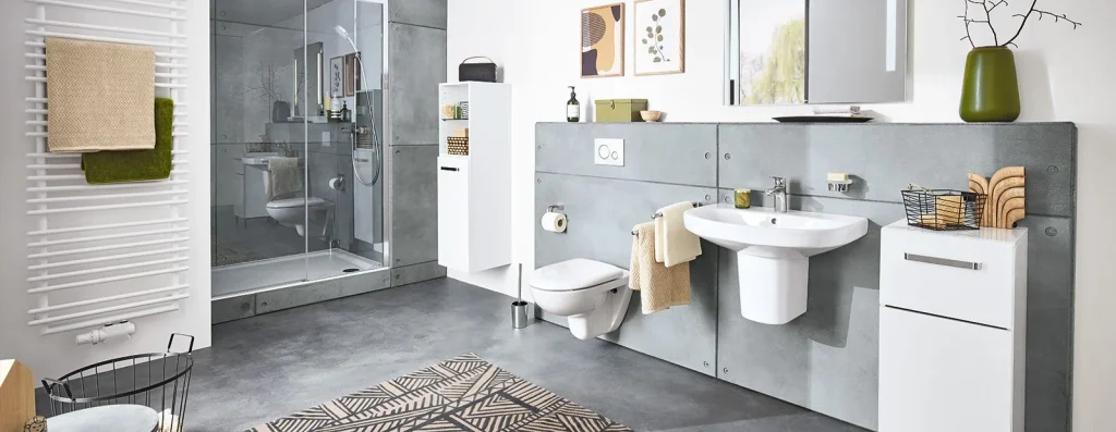Modernes Badezimmer mit minimalistischem Design, begehbarer Dusche, wandmontiertem Waschbecken und WC, weißen Aufbewahrungseinheiten, grünen Akzenten und abstrakter Kunst.